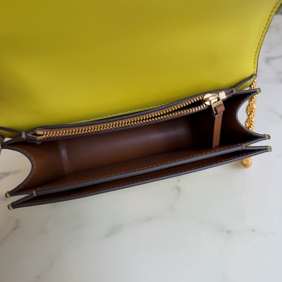 Tory Burch Eleanor Small Convertible Shoulder Bag in Island Chartreuse Leather - Picture 13 of 16